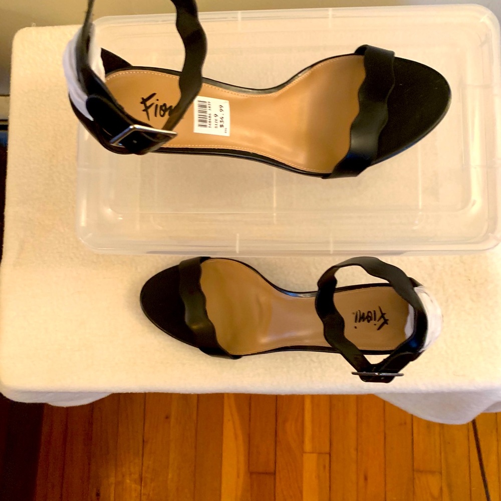 Fiona Black Heel - Picture 2 of 7
